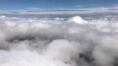 Bulutların üzerinde uçarken