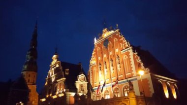 Riga Letonya 'da gece vakti Siyah Noktalar Evi