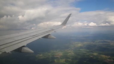Gün batımında Riga Letonya 'dan geçen bir feribotla köprü.