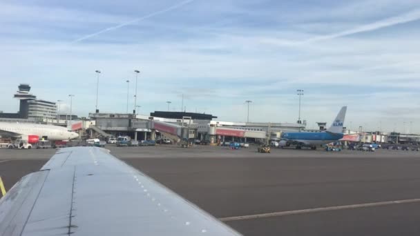 Lämnar Amsterdam Schiphol Airport Nederländerna — Stockvideo