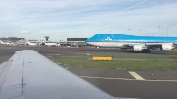 Taksówki Lotnisku Amsterdam Schiphol Kierunku Pasa Startowego Mijając Boeing 747 — Wideo stockowe