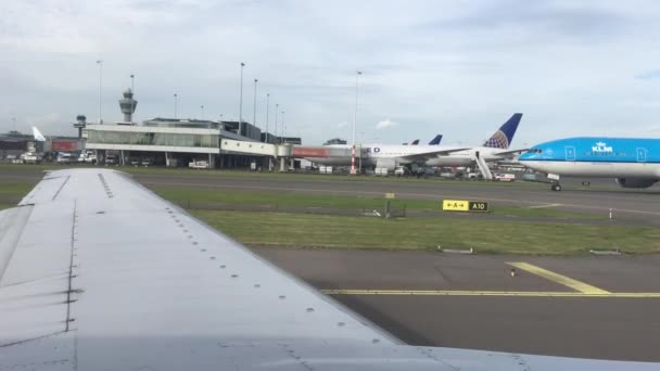 Taksówki Lotnisku Amsterdam Schiphol Kierunku Pasa Startowego Holandii — Wideo stockowe