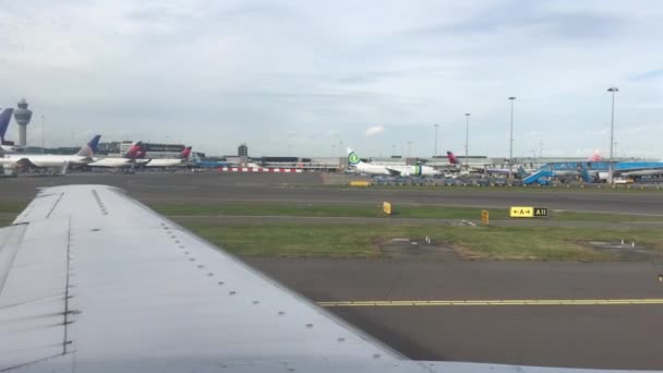 Taxning Vid Amsterdams Flygplats Schiphol Mot Startbanan Som Passerar Boeing — Stockvideo
