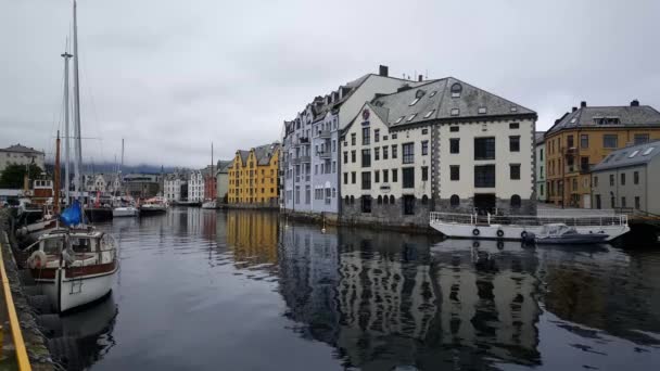 Alesund Norveç Tekneleri Renkli Evleri Olan Liman — Stok video