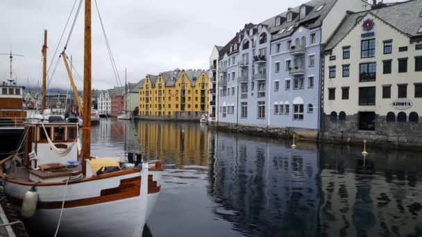 Haven Met Boten Kleurrijke Huizen Alesund Noorwegen — Stockvideo