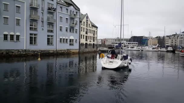 Segelbåt Passerar Alesund Norge — Stockvideo