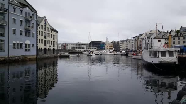 Zeilboot Alesund Noorwegen — Stockvideo