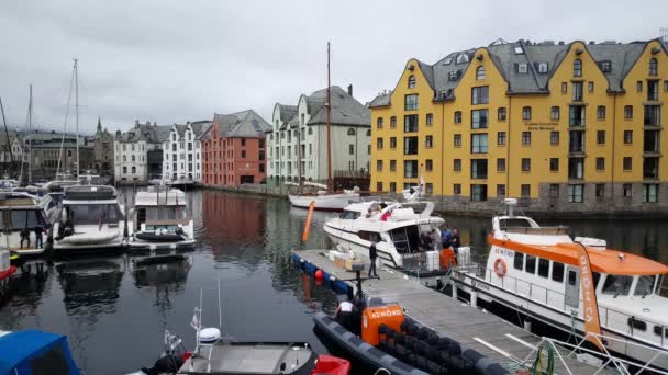 าเร อและบ านท นใน Alesund นอร เวย — วีดีโอสต็อก