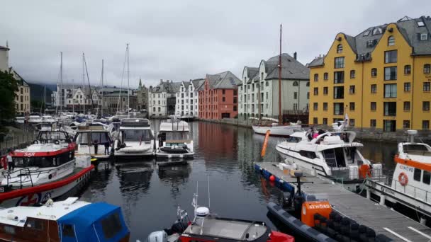 Porto Com Barcos Casas Coloridas Alesund Noruega — Vídeo de Stock