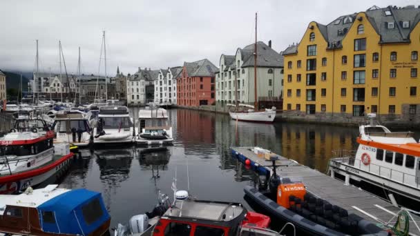 Haven Met Boten Kleurrijke Huizen Alesund Noorwegen — Stockvideo