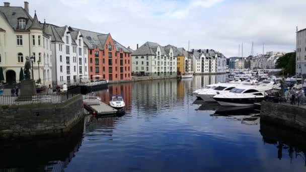 Hafen Mit Booten Und Bunten Häusern Alesund Norwegen — Stockvideo