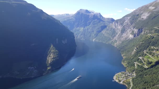 Kryssningsfartyg Geiranger Fjord Norge — Stockvideo