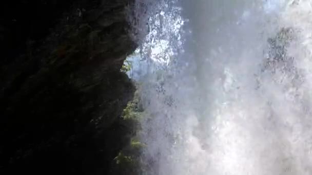Norveç Teki Geiranger Ulusal Parkı Ndaki Devasa Şelalenin Arkasından Yaklaş — Stok video