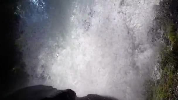 Norveç Teki Geiranger Ulusal Parkı Ndaki Devasa Şelalenin Arkasından Yaklaş — Stok video