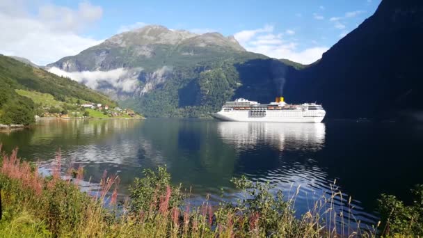 Norveç Teki Geiranger Fjord Büyük Bir Yolcu Gemisi — Stok video
