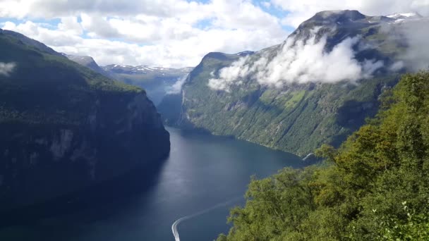 Cruiseschip Geiranger Fjord Noorwegen — Stockvideo