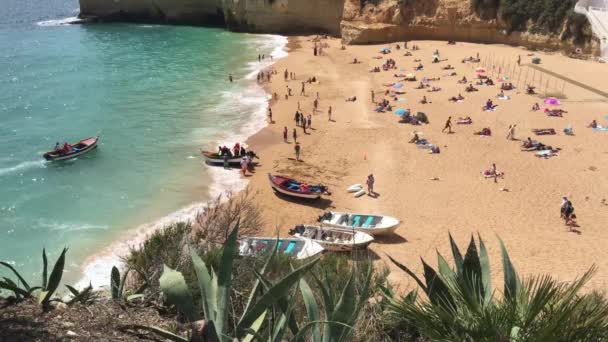 Σκάφη Και Τουρίστες Στην Praia Carvoeiro Στην Algarve Πορτογαλία — Αρχείο Βίντεο