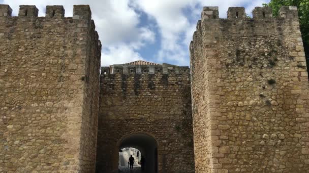 Άνθρωποι Περπατούν Μέσα Από Την Πύλη Στο Castelo Dos Governadores — Αρχείο Βίντεο