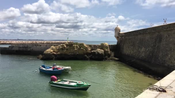 ラゴスのポンタ バンデイラ要塞の隣のボート アルガルヴェポルトガル — ストック動画