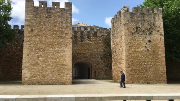 Anciano Camina Frente Castelo Dos Governadores Lagos Algarve Portugal — Vídeos de Stock