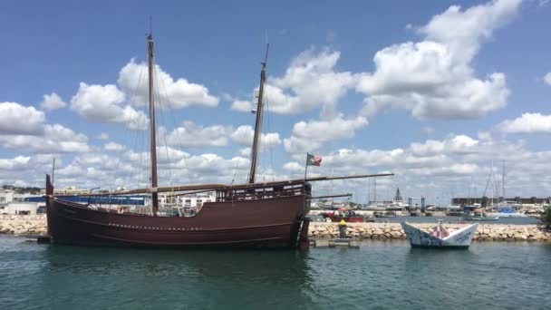 マリーナ ラゴスにある古い帆船ポルトガル — ストック動画