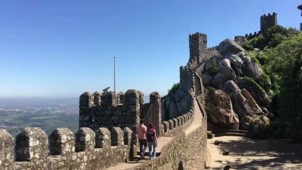Una Pareja Pasea Por Castillo Los Moros Sintra Portugal — Vídeos de Stock