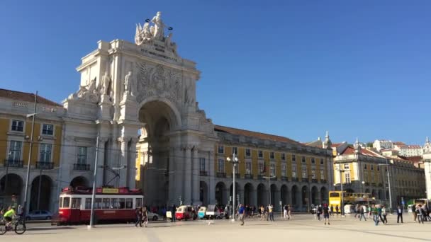 Mensen Lopen Rond Het Handelsplein Lissabon Portugal — Stockvideo