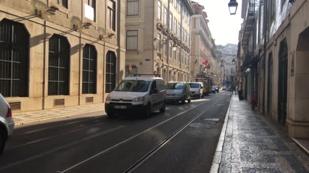 Samochody Żółty Tramwaj Starym Mieście Lizbona Portugalia — Wideo stockowe