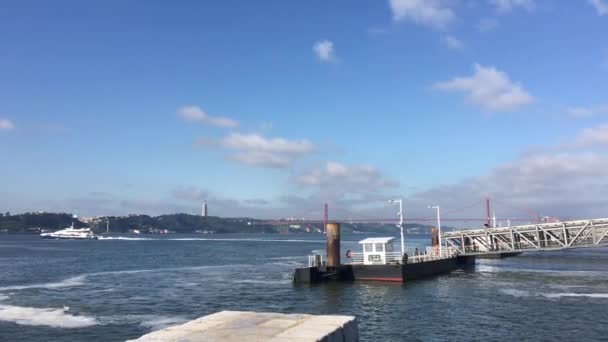 Río Tajo Con Ferry Ponte Abril Estatua Cristo Rey Lisboa — Vídeo de stock