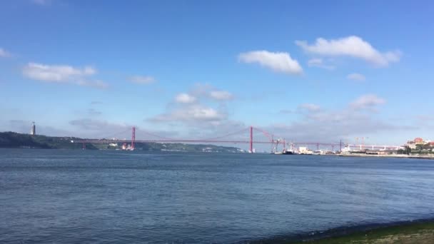 Tejo Fluss Mit Der Ponte Abril Und Christus König Statue — Stockvideo