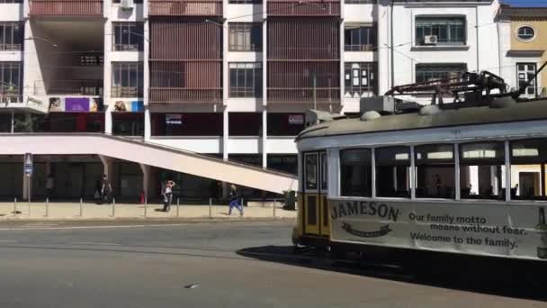 Eine Gelbe Straßenbahn Fährt Der Innenstadt Von Lissabon Vorbei — Stockvideo