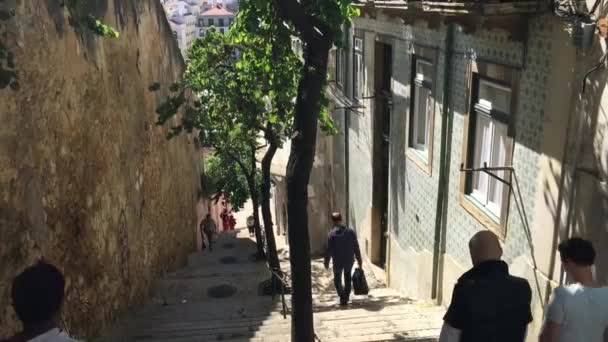 Folk Går Nerför Trappan Lissabons Gamla Stad Portugal — Stockvideo