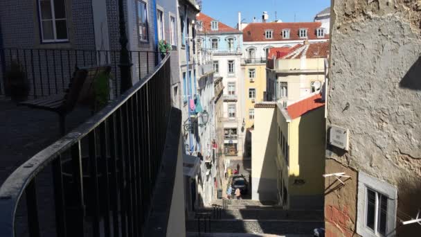 Una Calle Estrecha Con Escaleras Lisboa Portugal — Vídeos de Stock