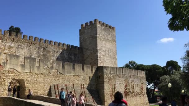 Toeristen Wandelen Het Castelo Jorge Lissabon Portugal — Stockvideo