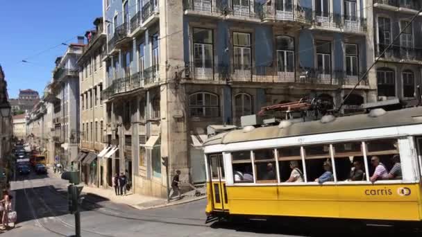 Een Gele Tram Langs Een Kruispunt Het Centrum Van Lissabon — Stockvideo