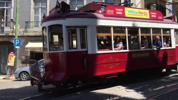 Lizbon Eski Bir Kasabasından Geçen Kırmızı Bir Tramvay — Stok video