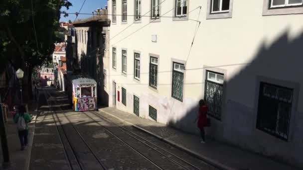 Tranvía Que Sube Colina Lisboa Portugal — Vídeo de stock