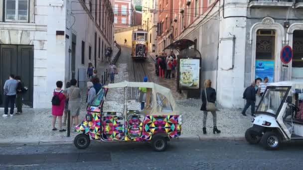 Spårvagn Som Kör Ner Från Kullen Lissabon Portugal — Stockvideo