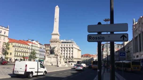 リスボンのレストラン街広場にあるMonumento Dos Restauradores — ストック動画