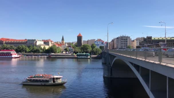 Stefanik Bridge Una Piccola Barca Crociera Sul Fiume Moldava Praga — Video Stock