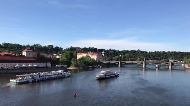 在捷克共和国布拉格的Vltava河上看到的游轮 — 图库视频影像