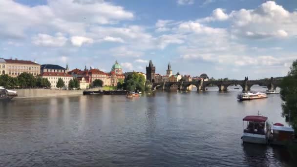 Zeitraffer Von Kreuzfahrtschiffen Auf Der Moldau Mit Der Karlsbrücke Hintergrund — Stockvideo