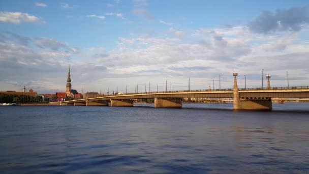 Stenbron Och Floden Daugava Med Peterskyrkan Bakgrunden Riga Lettland — Stockvideo