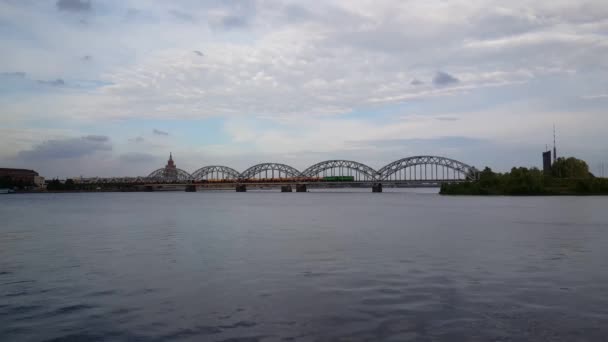 Eisenbahnbrücke Mit Lettischer Akademie Der Wissenschaften Hintergrund Riga Lettland — Stockvideo