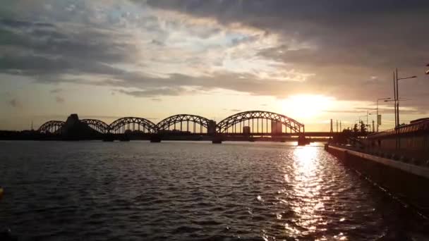 Ponte Ferroviária Durante Pôr Sol Riga Letónia — Vídeo de Stock