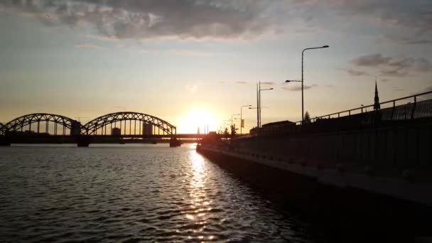 Ponte Ferroviária Durante Pôr Sol Riga Letónia — Vídeo de Stock