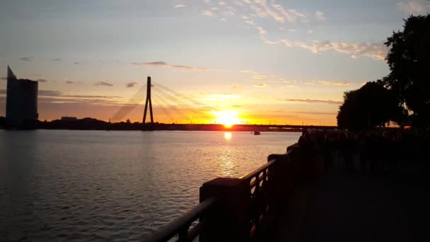 Brug Bij Zonsondergang Riga Letland — Stockvideo