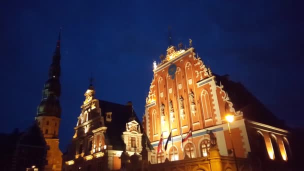 Дом Черноголовых Ночью Риге Латвия — стоковое видео
