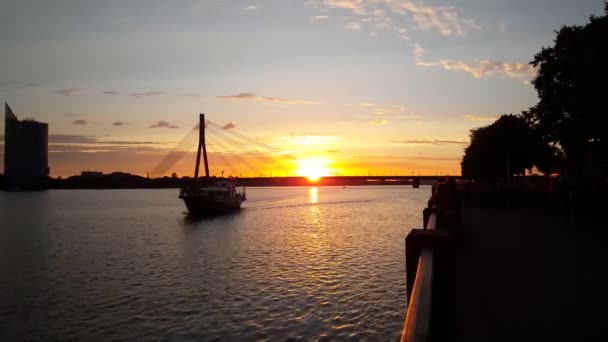 Γέφυρα Κατά Διάρκεια Του Ηλιοβασιλέματος Ένα Πλοίο Που Διέρχεται Στη — Αρχείο Βίντεο