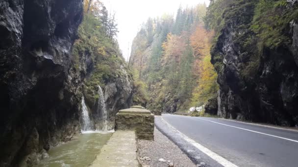 穿越Bicaz峡谷的公路 位于罗马尼亚Cheile Bicazului Hasmas国家公园的峡谷 — 图库视频影像